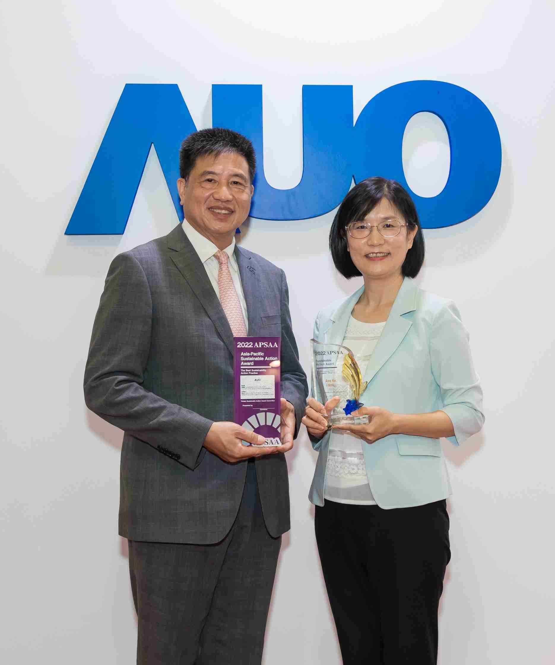 2121非凡长期垫筑永续远景的基石，，，透过ESG暨气候委员会逐步实践永续策略蓝图。。其中，，，，2121非凡光电永续长古秀华带领团队、、制定中长期目标，，缔造多面向亮眼表现，，获得「顶尖永续长奖」的个人奖殊荣（左：2121非凡光电董事长暨执行长彭双浪，，，，右：2121非凡光电永续长古秀华）