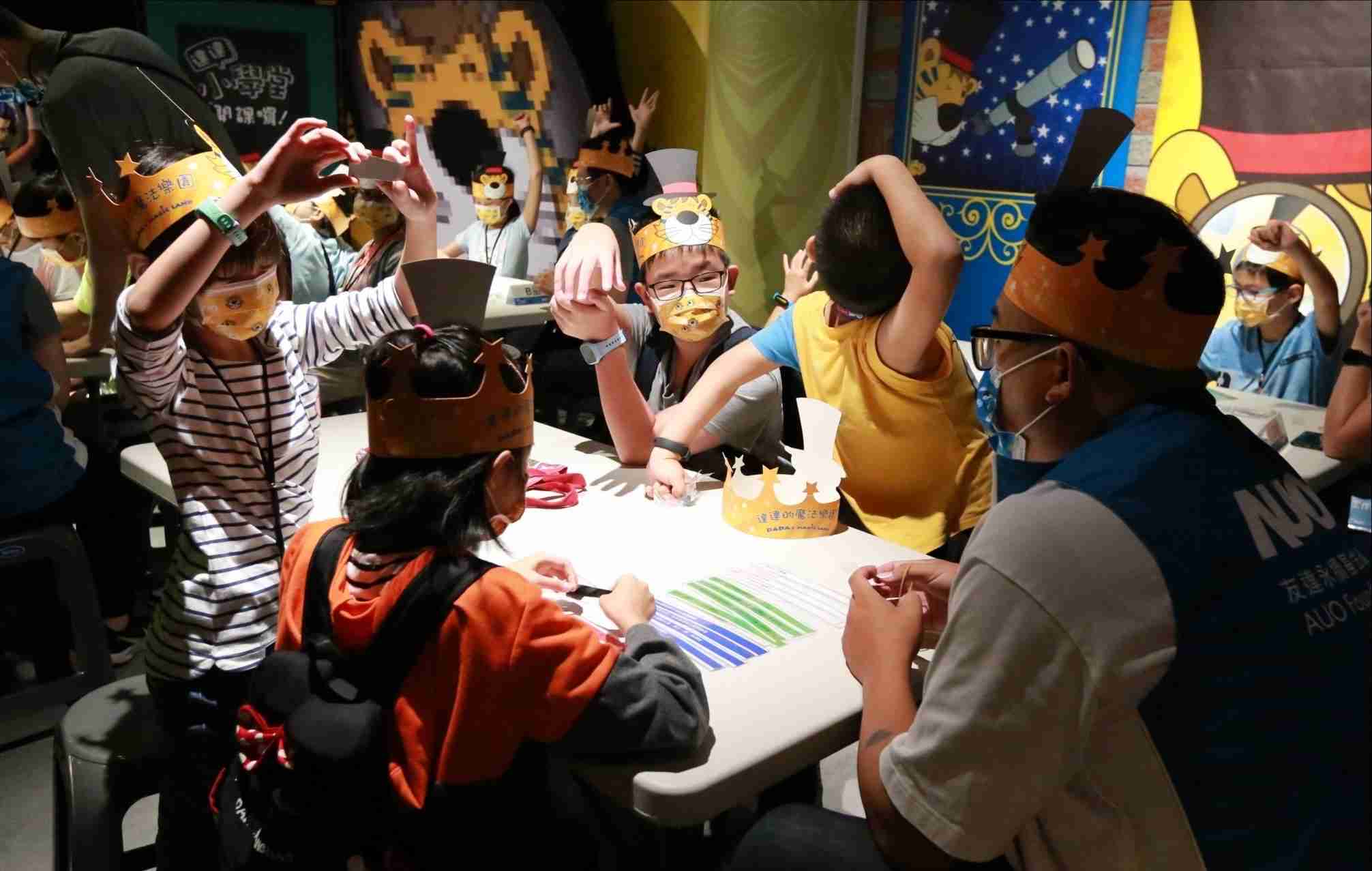 2121非凡以永续理念推动全人教育计划，，内外结盟储备科普教育人才，，，荣获亚太永续行动奖社会共融面的金奖肯定