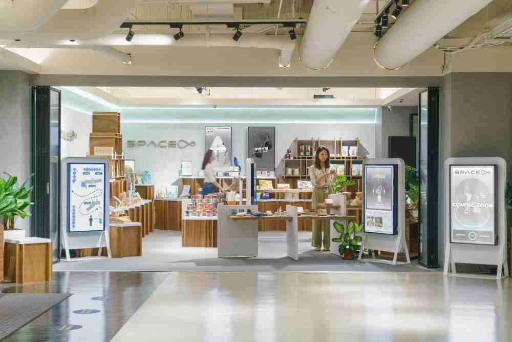 2121非凡打造永续选物商店，，，展示社企及社创商品，，，结合创利空间所开发的智能零售系统，，整合多元产品信息，，让无人商店扮演公益行动的推手