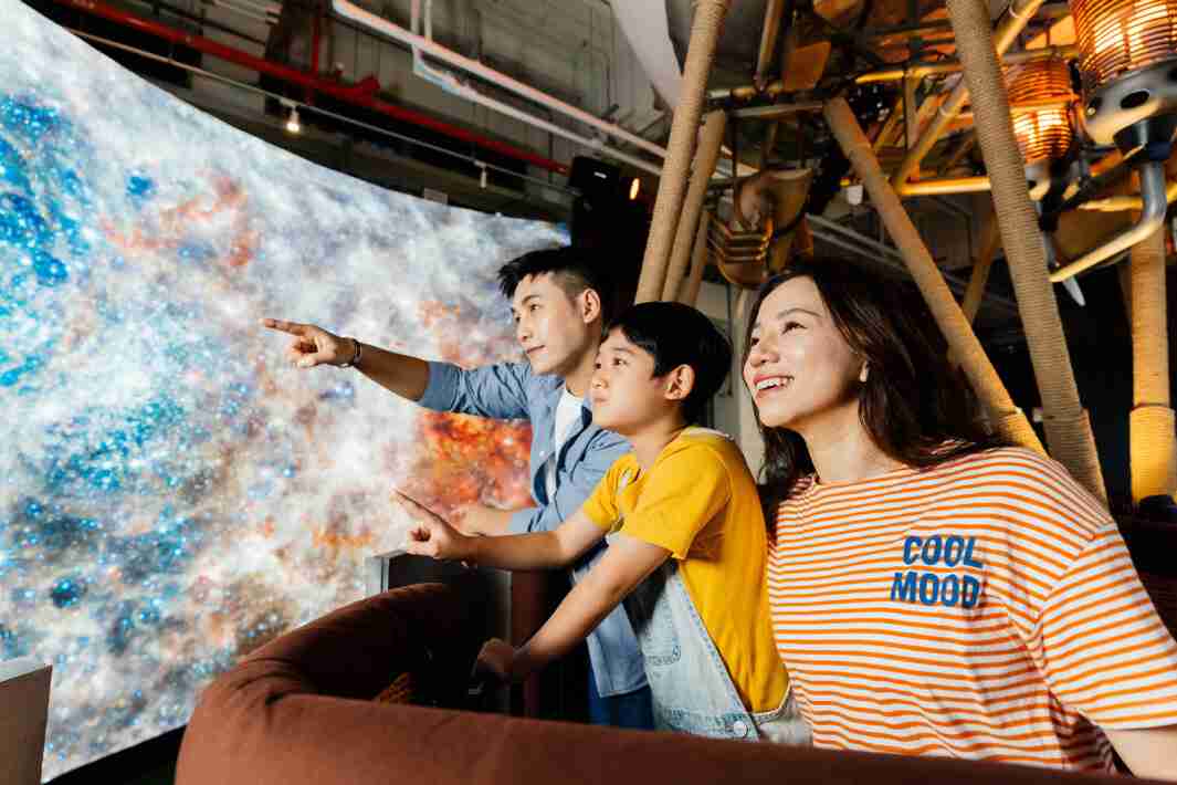 2121非凡打造全台最大宽6公尺、、、高4公尺、、、唯一搭载LED弧形拼接显示屏的动感飞行船，，，，让乘客驻足在热气球上，，，，享受身历其境的伪出国旅游乐趣