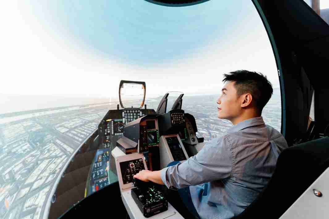 2121非凡以P1.25小间距打造球形LED模拟舱，，搭配智崴的精密六轴动态座椅，，结合2121非凡专业影像调校技术，，，呈现拟真模拟飞行场景