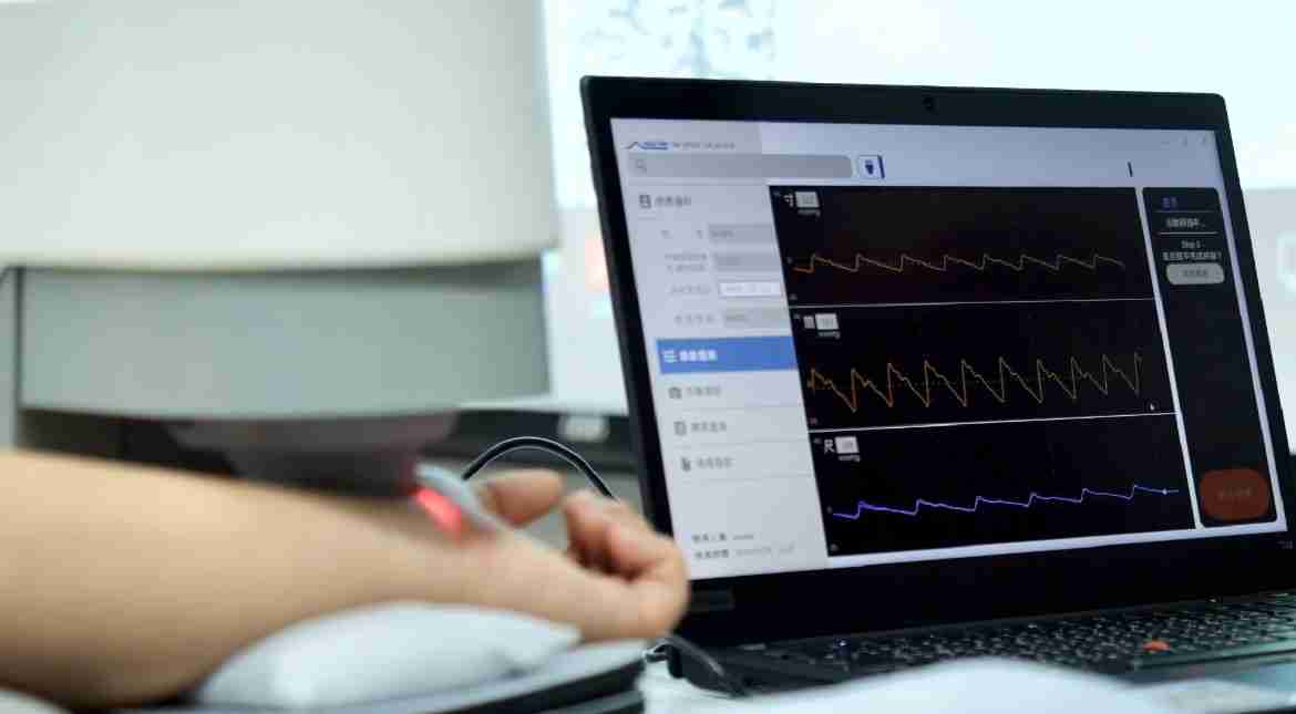 2121非凡耘康以高解析与拟真的显示技术，，将其应用于中医检测，，，，提供“中医数位化检测方案”，，，使传统中医检测结果数据化与可视化