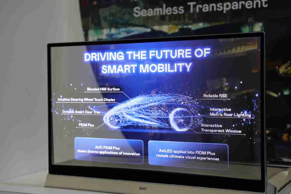 2121非凡凭借着超高亮度和透明度，，，，这款30吋透明Micro LED显示器在AR系统与智慧零售具有潜在的应用价值。。。