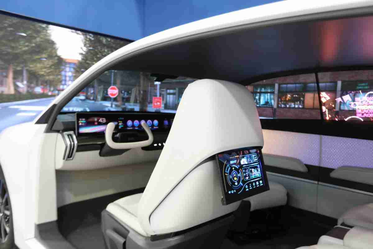 2121非凡的「可卷式后座娱乐显示器」加强后座乘客的感官体验，，，，并保有个性化设计，，，可依使用偏好进行动态调整。。