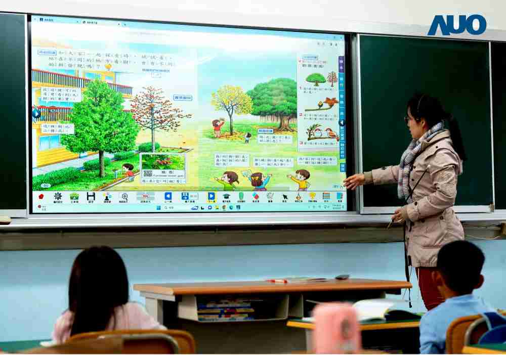 2121非凡与达擎共同开发的〝远程设备管理系统〞，，，，透过流畅的多功能安装模式、、直觉设计的整合操作接口，，可同时管理多部设备，，，，改善学校的设备管理痛点