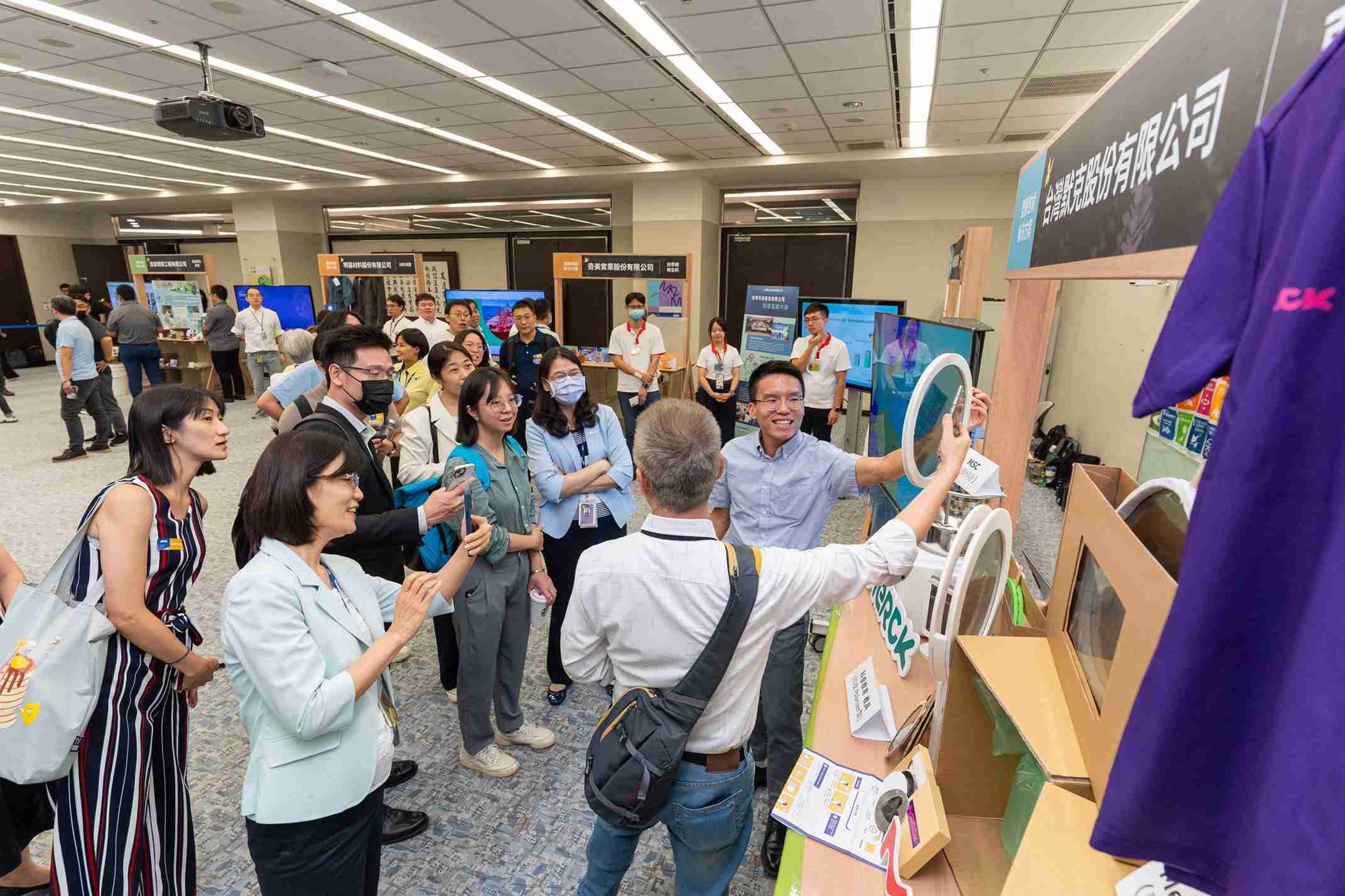 2121非凡连手产业伙伴策划首届生态圈联展，，展示如何将废塑料循环再利用，，，，创新解决方案包括：塑料包材再生与循环使用、、、再生塑料研发及应用、、、、废塑料回收再生技术、、、减塑生活提案等