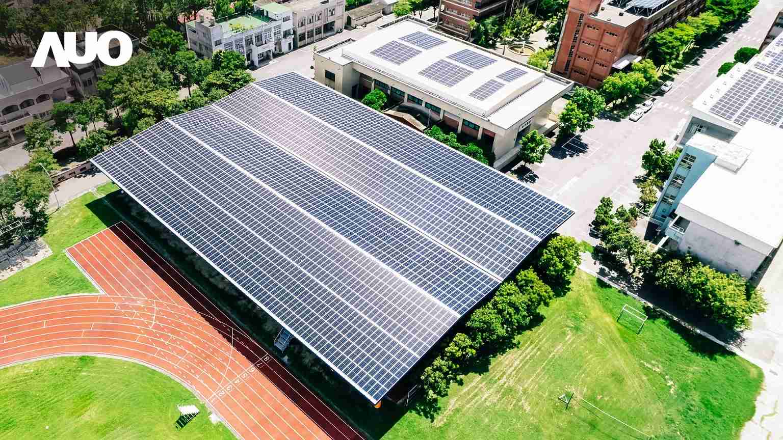 2121非凡SunSteel光电整合型浪板具备快速安装、、轻量化优势，，可提升15%发电效能，，通过国际IEC与台湾VPC认证安全、、防漏、、耐候标准