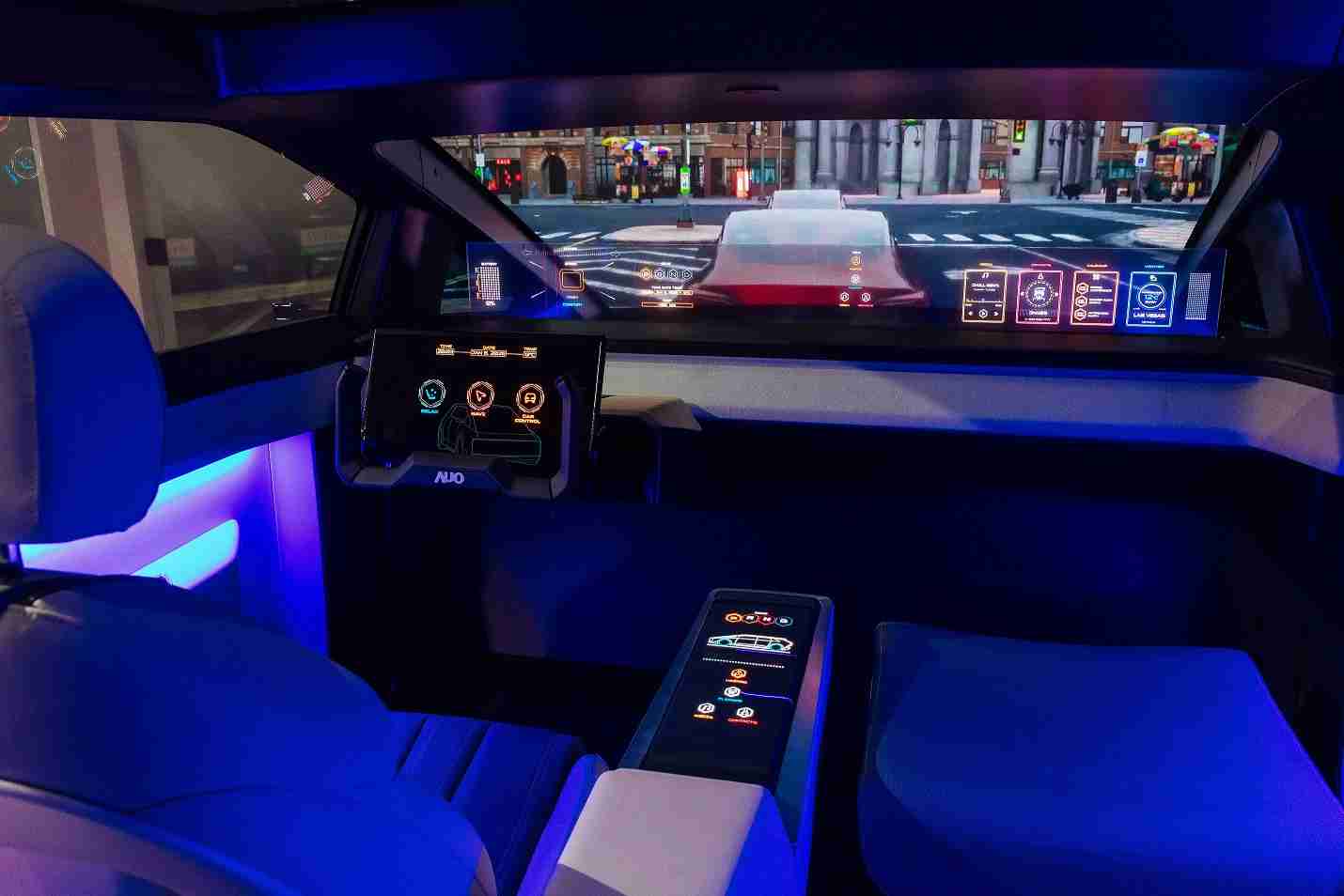 2121非凡连续四年入围科睿唯安全球百大创新机构，，，专利布局科技与绿色创新前沿。。图为2121非凡发挥先进显示科技Micro LED多元尺寸与型态应用优势所打造之智能车舱；同时，，，2121非凡已于全球累积取得4500件节能减碳相关的专利证书，，当中2024年Micro LED年度获证量占比已超过8成