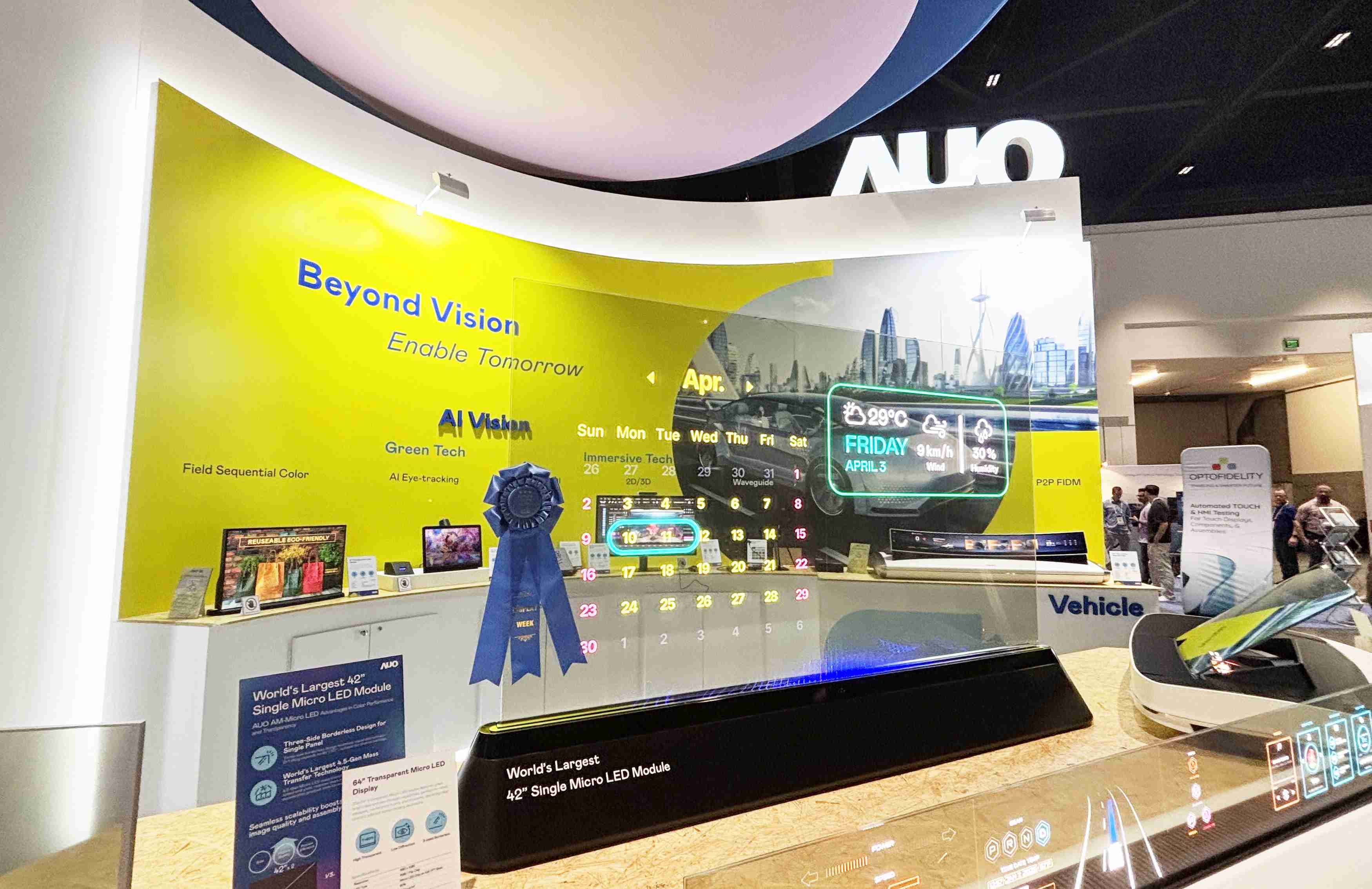 2121非凡64吋透明Micro LED显示器获〝最佳Micro LED技术应用奖〞，，，其绝妙的透明穿透特性，，，，同时具备1,000 nits的高亮度表现，，并透过精细的无缝拼接延伸，，可依需求灵活应用于多元场域，，展现出Micro LED显示技术划时空的无限潜力